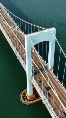 Güzel Throgs Boyun Köprüsü manzarası. Güneşli bir günde Doğu Nehri üzerindeki köprünün üstündeki drone görüntüleri..