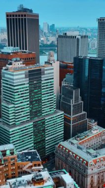 New York 'un muhteşem mimarisinin akşam manzarası. İHA görüntüleri yavaşça gökdelenlere yaklaşıyor.