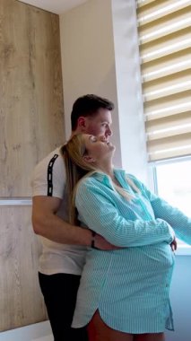 Hastane koğuşunda bekleyen bir çift var. Kadın kocasına kasılmalar yüzünden yaslanıyor..