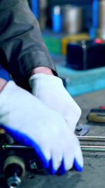 Hidrolik Baskı Metal Formasyonu. Metal pres makinesi üreten atölyedeki işçiler