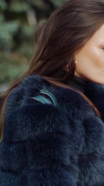 Kahveli mutlu kadın. Şehirde kahve içen genç ve güzel bir kadın.