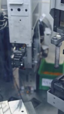 Modern makine atölyesinde. Elektronik bileşenlerin mağaza toplantısı