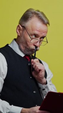 Başarılı yaşlı iş adamı izole edildi. Arka planda izole edilmiş yetişkin iş adamının portresi.