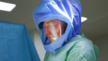 Koruyucu kask takan beyaz erkek cerrahlar ortopedik cerrahide çalışıyor. Travma operasyonu.