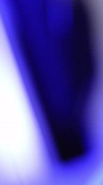 100 Amerikan Doları para sayma makinesi devrede. Kapatın. Kağıt para hesaplaması için para sayma ekipmanı. Dikey video