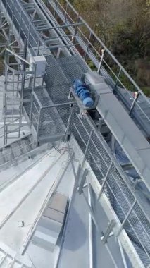 Büyük tahıl asansörü. Yukarıdan gümüş ambar. Alüminyum kap. Ekin depolamak için tarım ekipmanları. Üst hava manzarası. Dikey video