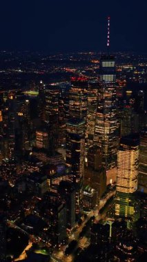 Metropolis 'in uçsuz bucaksız manzarasında milyarlarca ışık. Geceleri New York 'un göz kamaştırıcı manzarası. Üst Manzara. Dikey video