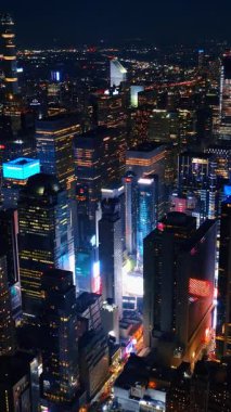 Geceleri ışıl ışıl parlayan New York manzarası. Metropolis 'in muhteşem manzarası ve havadan güzel bir aydınlanma. Dikey video