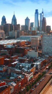 Philadelphia Vine Caddesi Ekspres Yolu 'nun batan güneş ışınları manzarası. Havadan şehrin renkli bir manzarası. Dikey video