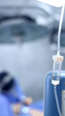 İçine tuz solüsyonu damlayan bir tezgah bırakın. Kapatın. Sıhhiyeciler arka planda. Dikey video.