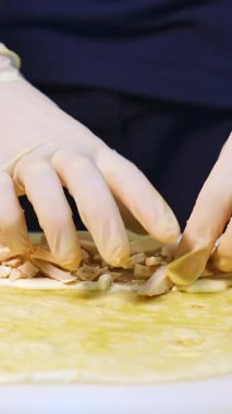 Şef shawarma kebabı pişiriyor. Şef geleneksel shawarma hazırlıyor ve yapıyor.