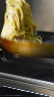 Şef tavayla yemek yapıyor. Şef lokanta mutfağında yemek hazırlıyor.