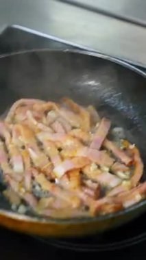 Lokantada tavalı olan aşçı. Aşçılar restoranın mutfağında yemek hazırlıyor.