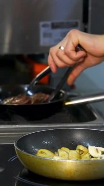 Şef tavayla yemek hazırlıyor. Lokantada yemek pişiren profesyonel şef.