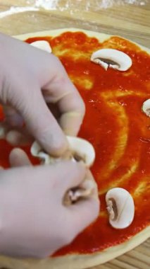 Geleneksel İtalyan pizzası pişirmek. İtalyan pizzası pişiren erkek aşçıyı yakından izleyin.