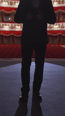 Boş tiyatroda oyuncu. Sahnede yalnız bir aktör.