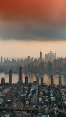 Havadan bakıldığında çarpıcı bir New York manzarası. Akşam dumanında ya da sislerde ünlü gökdelenler. Dikey video