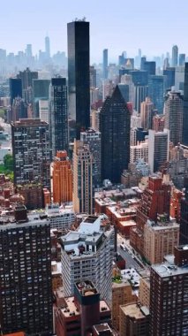 New York mimarisinde gökdelenlerin tasarımı çeşitliliği. Rıhtımın manzarası çok güzel. Dikey video