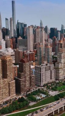 Hudson rıhtımındaki New York mimarisinde tekrarlanmayan binalar. Arkaplanda ünlü gökdelenler. Dikey video