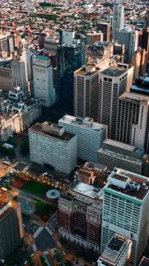 Philadelphia 'daki gökdelen kompleksinin göz alıcı görüntüsü. Şehrin gündüz insansız hava aracı görüntüleri. Dikey video