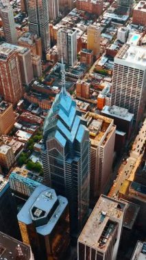 Güneşli Philadelphia 'nın gündüz manzarası. İnsansız hava aracı lüks gökdelenlerin üzerine düşüyor. Üst Manzara. Dikey video