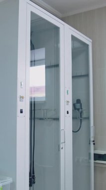 Klinikte tıbbi aletlerle dolu cam gardırop. Ameliyathanede cerrahi aletler var. Tıbbi ekipman. Dikey video