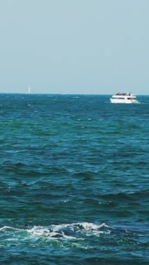 Denizdeki lüks özel karavan yatı. Güneşli bir günde açık denizde yelken açmak. Sea Resort Dikey Video