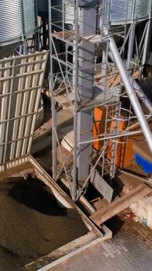 Ekinleri depolamak için çelik kuleler. Modern metal yapılardan yapılmış yem fabrikası tahıl ambarı. Dikey video