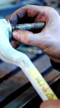 Sanayi fabrikasında çalışan bir işçi. Fabrika işçisi çalışma sürecinde. Dikey video