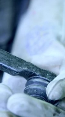 Fabrika işçisi. Metalurji fabrikasında çelik üretimi. Dikey video