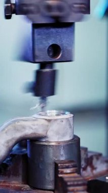 Fabrika Endüstri Makinesi. Metal fabrikasında sondajlı bir makine. Dikey video