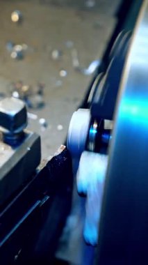 Atölyedeki metal işleme makinesi. Metal fabrikasındaki endüstriyel makine. Dikey video