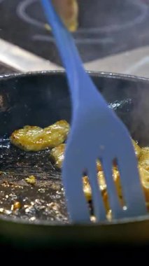 Tavada kızartmayı kapat. Şef restoranda büyük tavada yemek pişiriyor. Dikey video