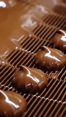 Çikolata tatlısı fabrika taşıyıcı teknolojisi. Otomatik şekerleme fabrikası hattı. Dikey video