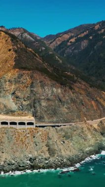 California 'da Rock Shed' in altında araba sürüyor. Pasifik otobanında seyahat ediyor. Dikey video