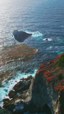 Manzaralı dağlar ve kıyı şeridi. Pasifik Okyanusu Kaliforniya 'nın engebeli kıyılarını vuruyor. Dikey video