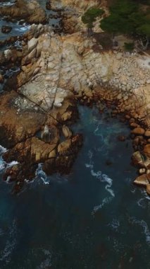Carmel Highlands 'ın Rocky sahil şeridi hava manzaralı. Pasifik Okyanusu kıyı şeridi manzaraları. Dikey video
