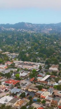 Panoramik bina kıyı şeridi şehri. Carmel deniz şehrinin hava manzarası. Dikey video
