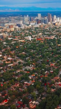 Amerikan Colorado eyalet panorama şehri. Denver kentinin havadan görünüşü. Dikey video