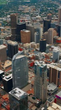 Denver Colorado 'nun havadan görünüşü. Amerikan şehri panoraması. Dikey video