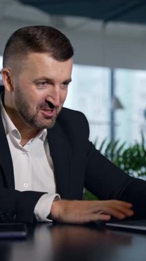 Modern ofiste çalışan başarılı bir iş adamı. Kendine güvenen, zeki, genç bir ofis çalışanı. Dikey video