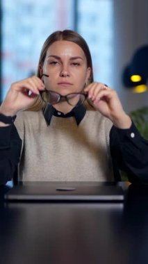 Laptopla çalışan yakışıklı bir ofis müdürü. Ofiste bilgisayarla çalışan başarılı genç iş adamı. Dikey video