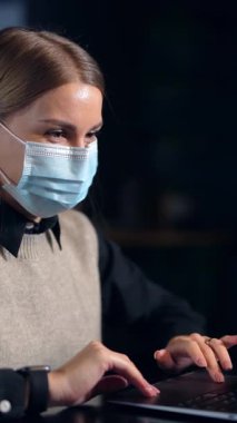 Karantina işi tıbbi maskeyle yapılır. Salgın zamanı koruyucu iş kadını maskesi. Dikey video