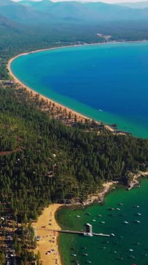 Tahoe Gölü 'nün havadan görünüşü. Yaz seyahati mavi göl drone çekimi. Dikey video