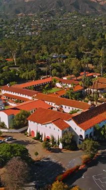 Tarihi Santa Barbara şehri. Hava manzaralı Kaliforniya manzaralı. Dikey video