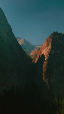 Yosemite Dağı Ulusal Parkı. Amerikan rock manzarası manzarası. Dikey video