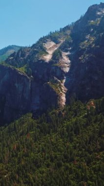 Yosemite Ulusal Parkı. Manzaralı açık hava rock manzaraları. Dikey video