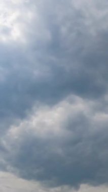 Atmosferde yağmur bulutu oluşumu. Düşük açıdan gri bulutlu gökyüzü. Zaman ayarlı. Dikey video