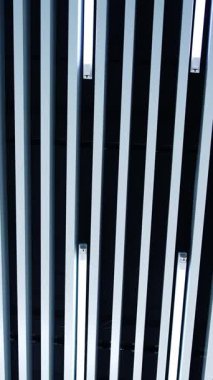 Odanın dekorasyonu uzun kalaslarla. Dekoratif panellerin arasında beyaz gün ışığı. Düşük açı. Dikey video