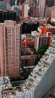 Gündüz vakti New York 'un güzel ve çeşitli mimarisi. İnsansız hava aracı Metropolis 'in alışılmadık tasarlanmış binalarının üzerinde uçuyor. Dikey video